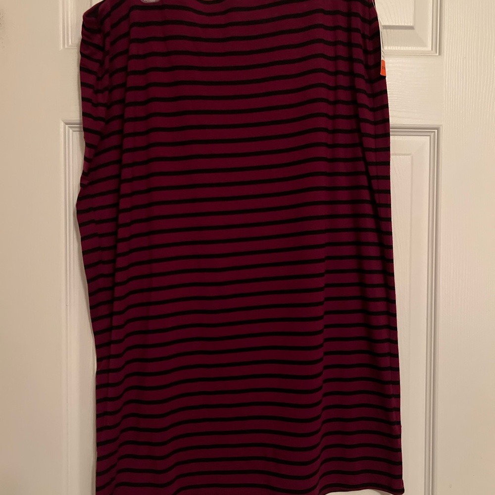 Old Navy XL NWT pencil skirt.  Never been worn.